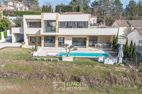 Élégance et lumière : superbe maison contemporaine avec piscine