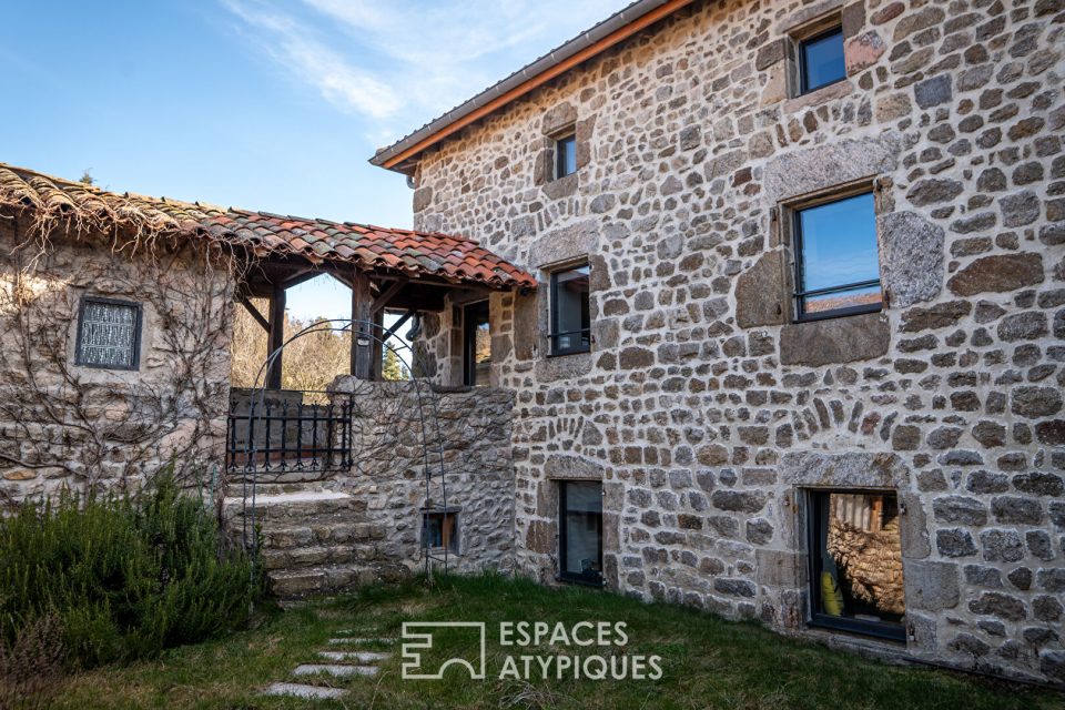 En Haute Ardèche, cet ancien couvent offre de l'habitat confortable.