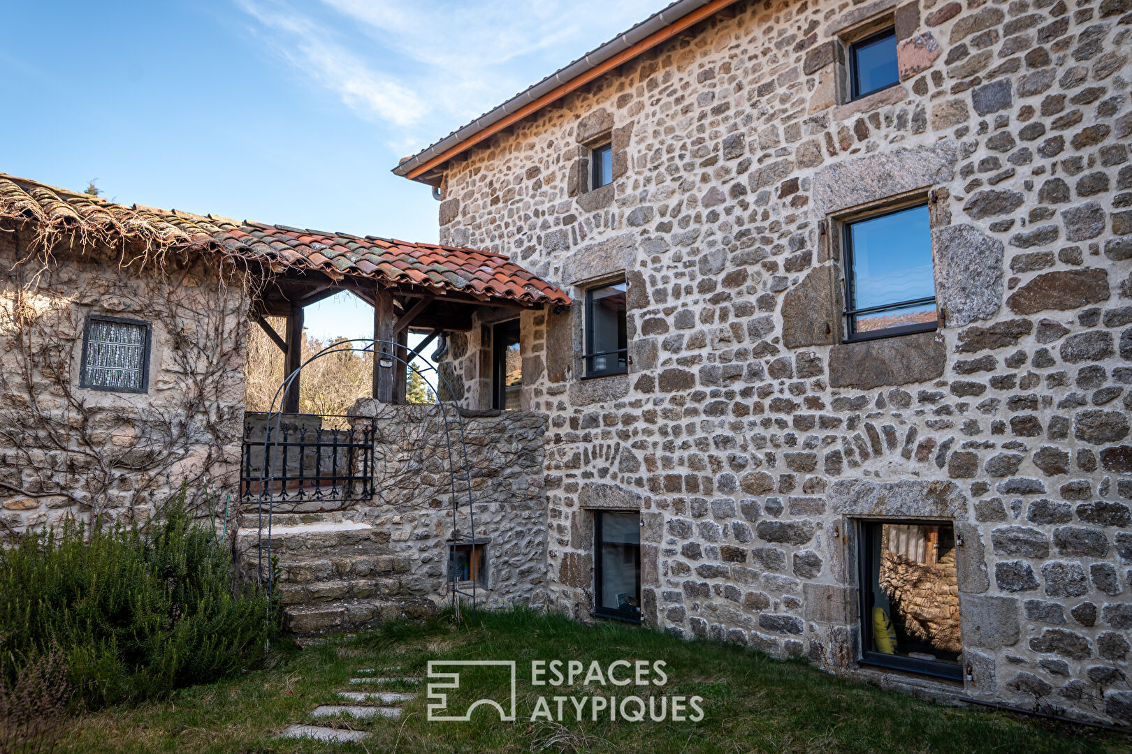 En Haute Ardèche, cet ancien couvent offre de l’habitat confortable.