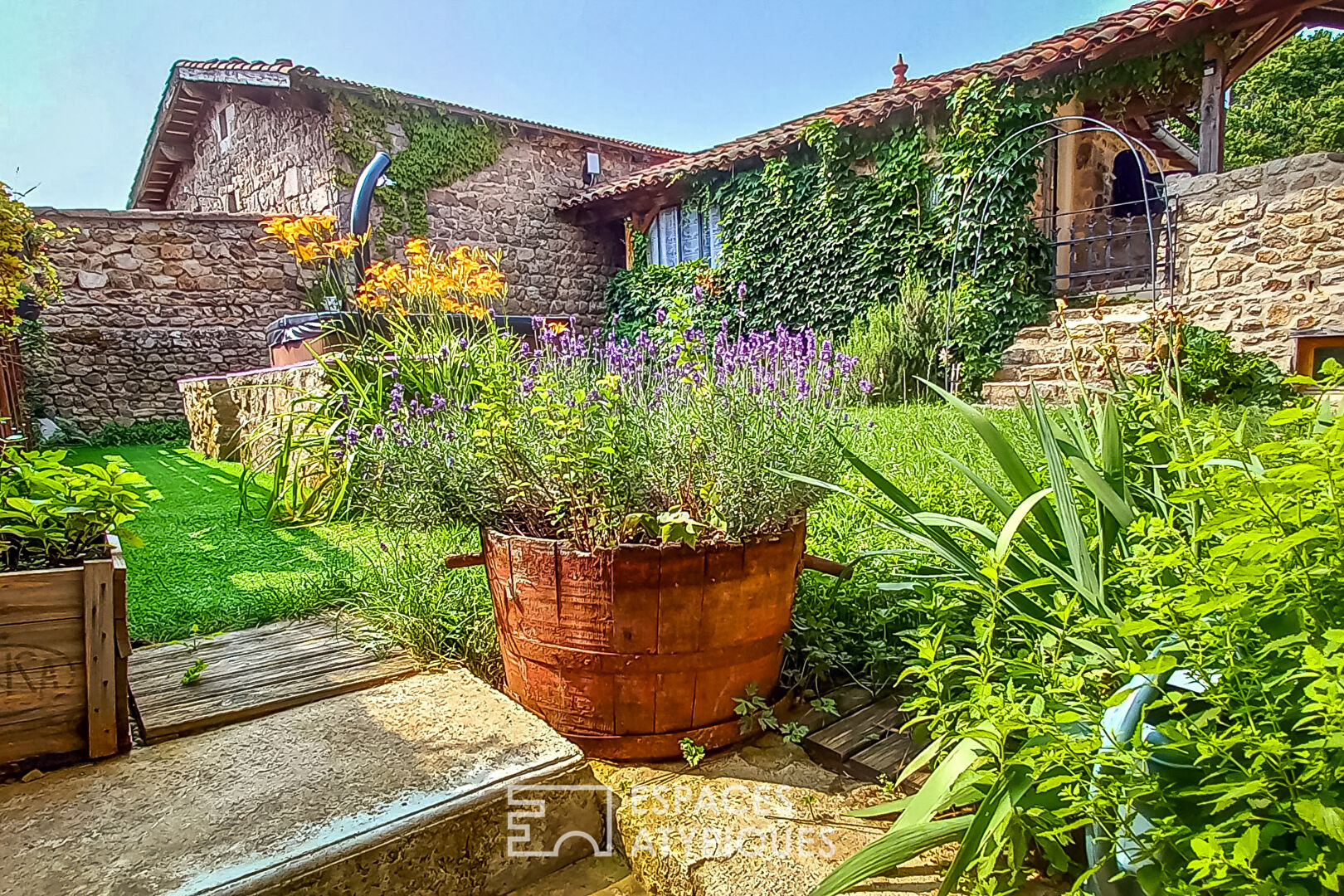 En Haute Ardèche, cet ancien couvent offre de l’habitat confortable.