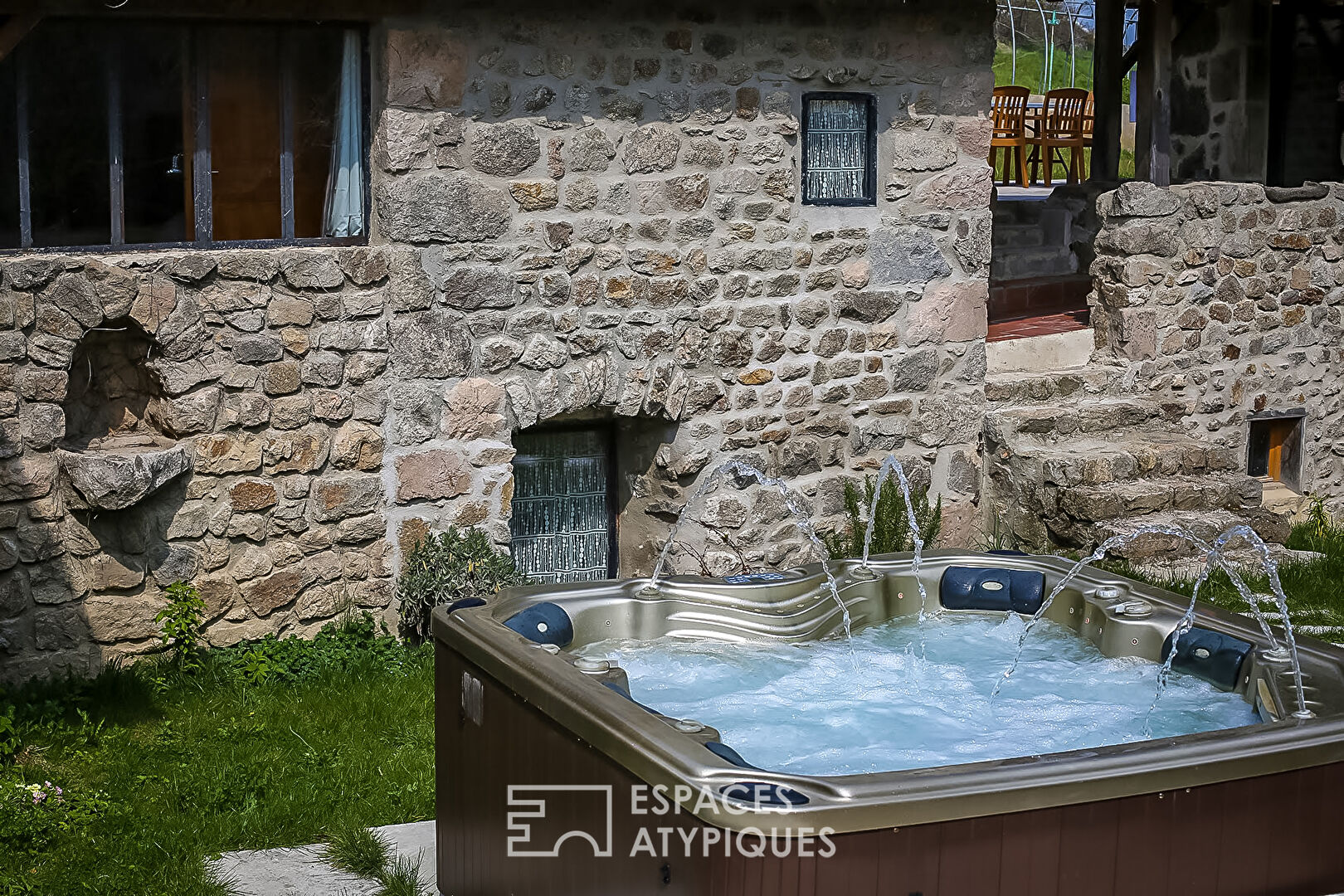 En Haute Ardèche, cet ancien couvent offre de l’habitat confortable.