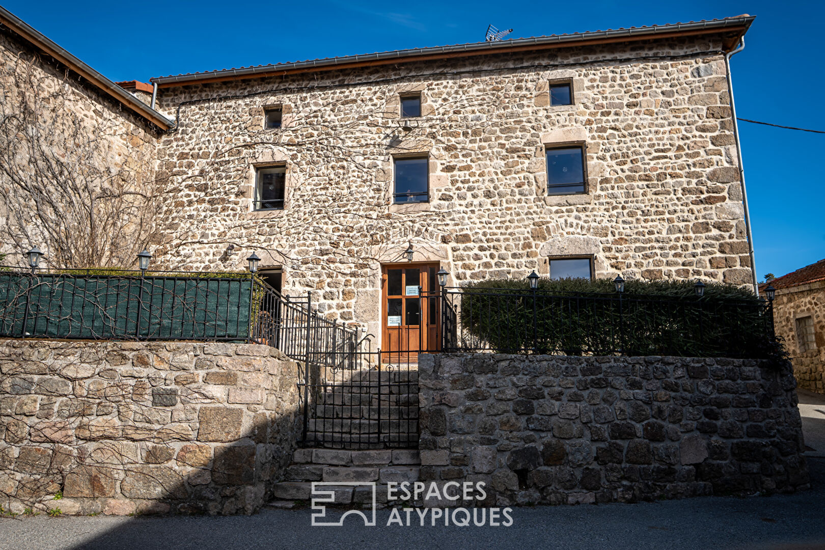 En Haute Ardèche, cet ancien couvent offre de l’habitat confortable.