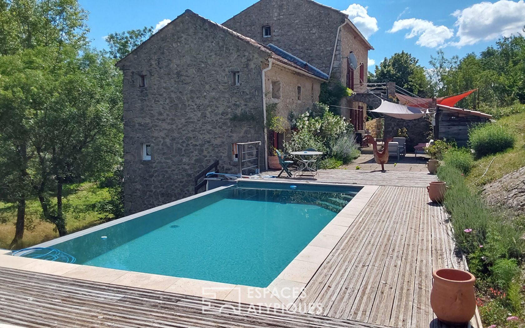 Beautiful secret Ardèche building of character in the land of Cruzières