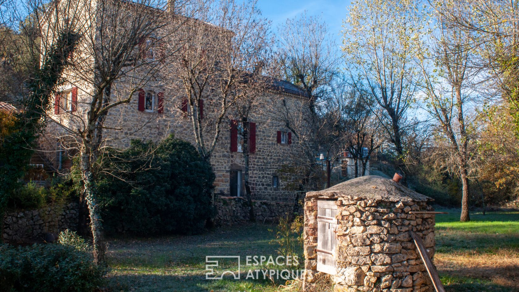 Beautiful secret Ardèche building of character in the land of Cruzières