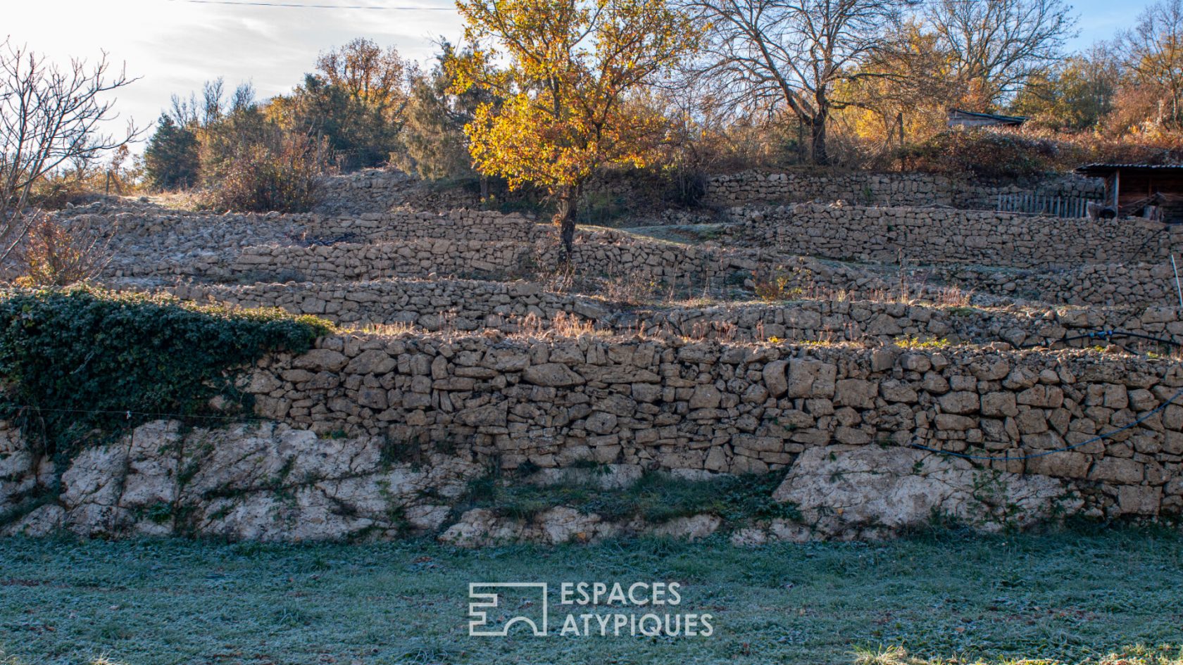 Beautiful secret Ardèche building of character in the land of Cruzières