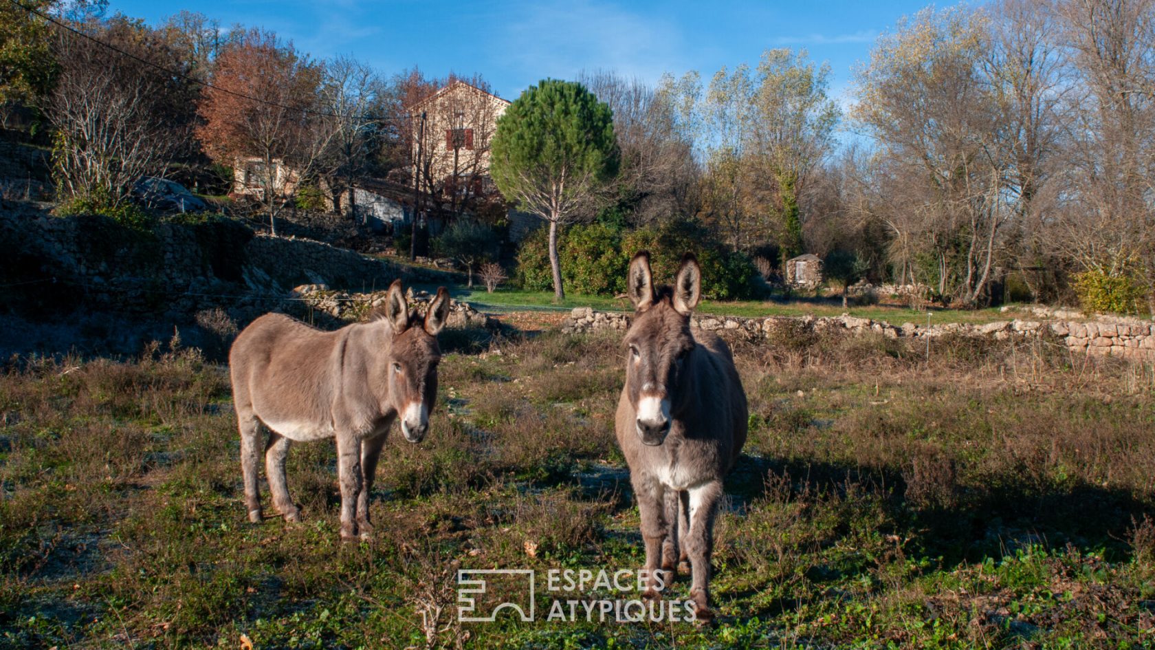 Beautiful secret Ardèche building of character in the land of Cruzières