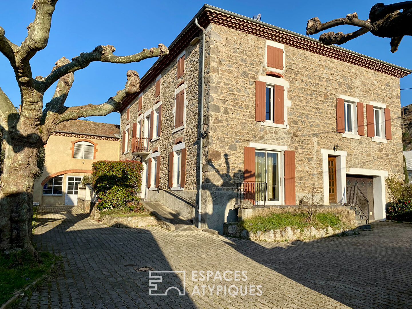 En Ardèche, ancienne maison d’artisan, encore riche de ses locaux.