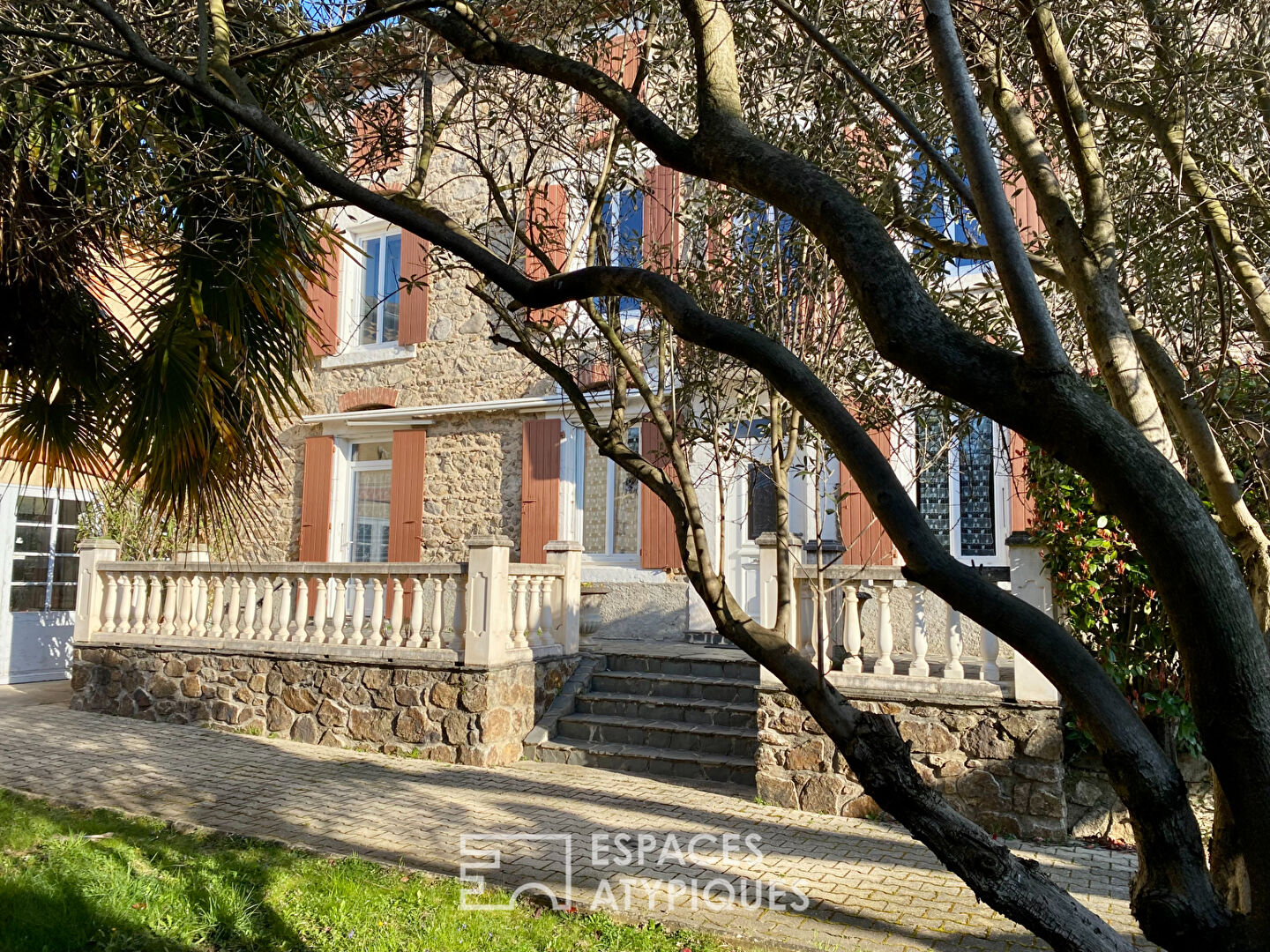 En Ardèche, ancienne maison d’artisan, encore riche de ses locaux.