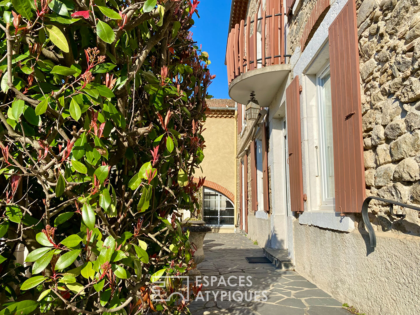 En Ardèche, ancienne maison d’artisan, encore riche de ses locaux.