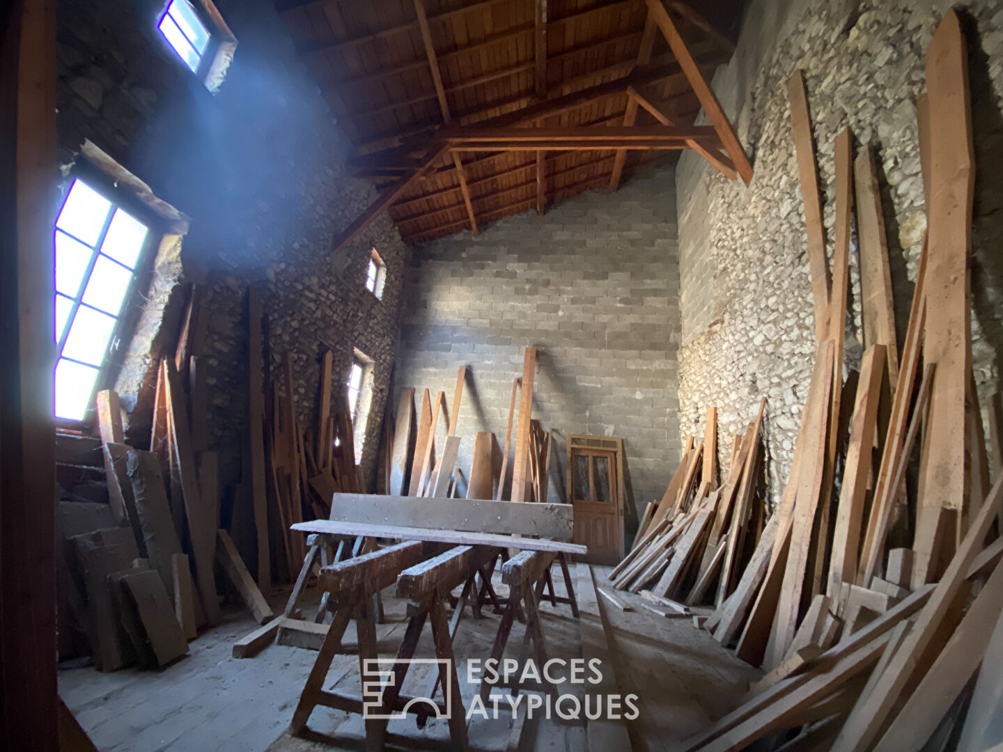 En Ardèche, ancienne maison d’artisan, encore riche de ses locaux.