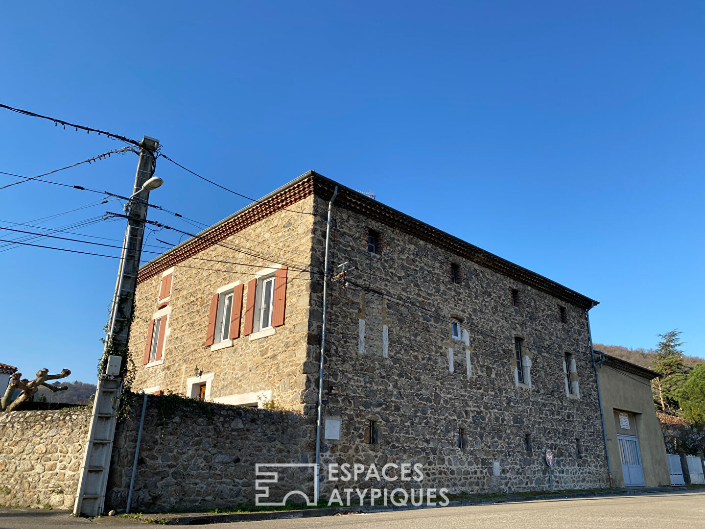 En Ardèche, ancienne maison d’artisan, encore riche de ses locaux.