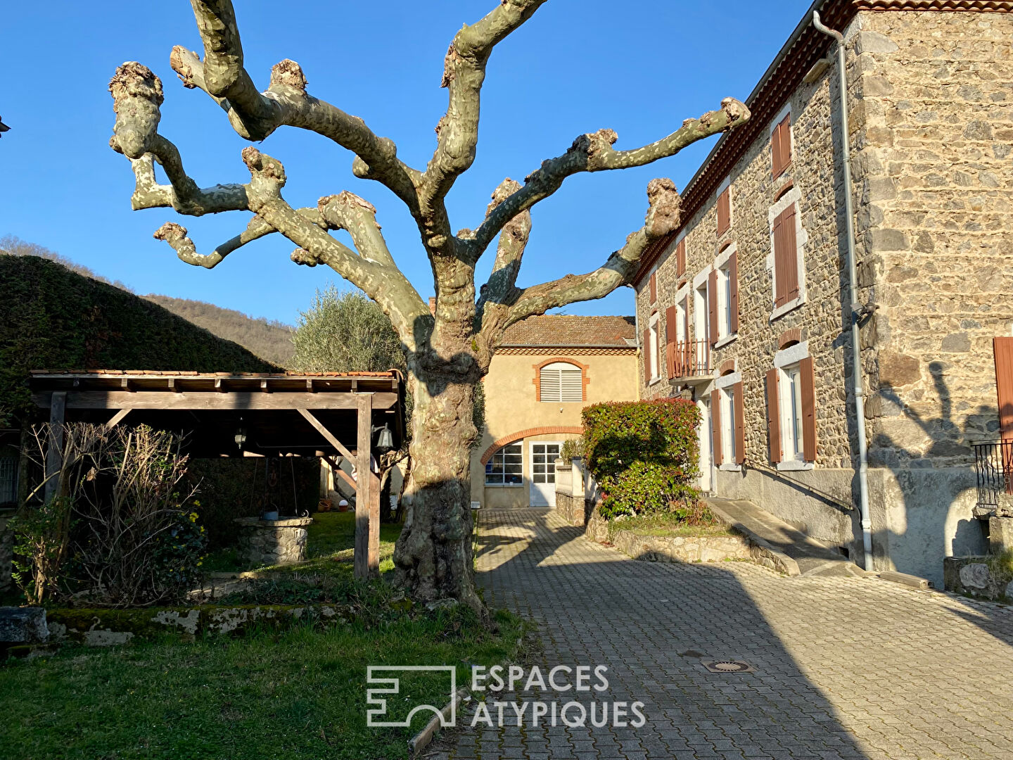 En Ardèche, ancienne maison d’artisan, encore riche de ses locaux.