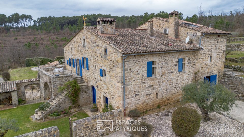 Séduisant mas ardéchois de caractère avec piscine et dépendances sur un  terrain remarquablement arboré