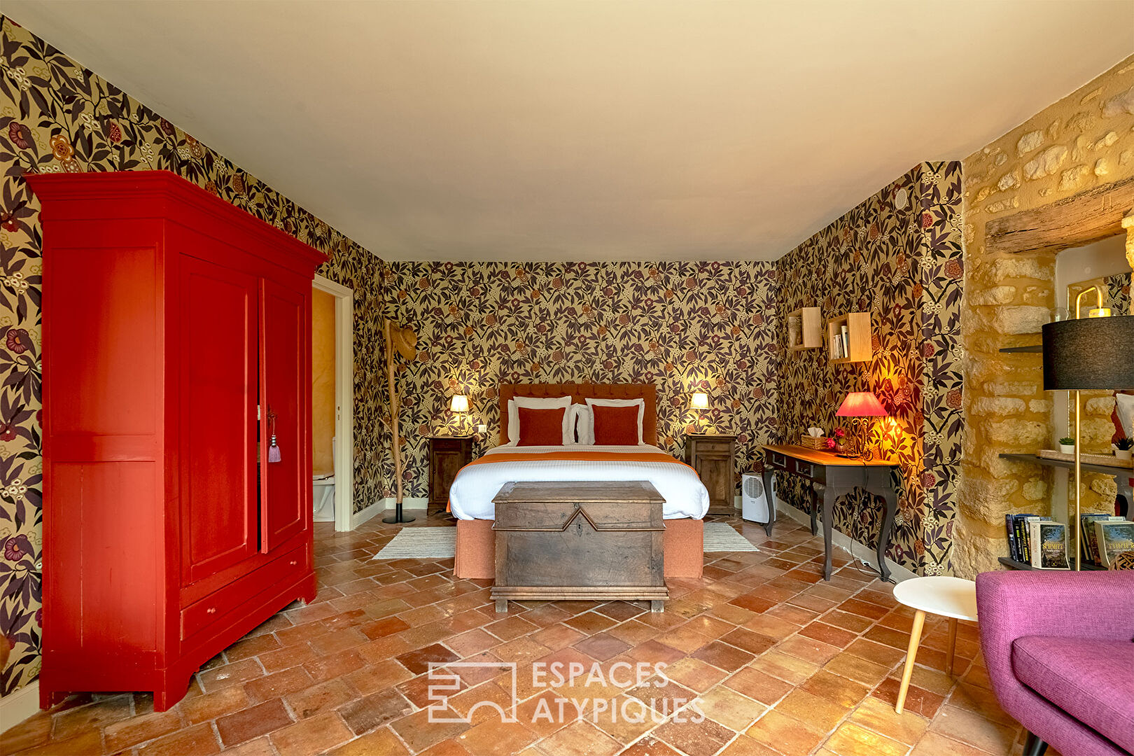The 18th century Périgourdine residence and its sublime guest rooms.