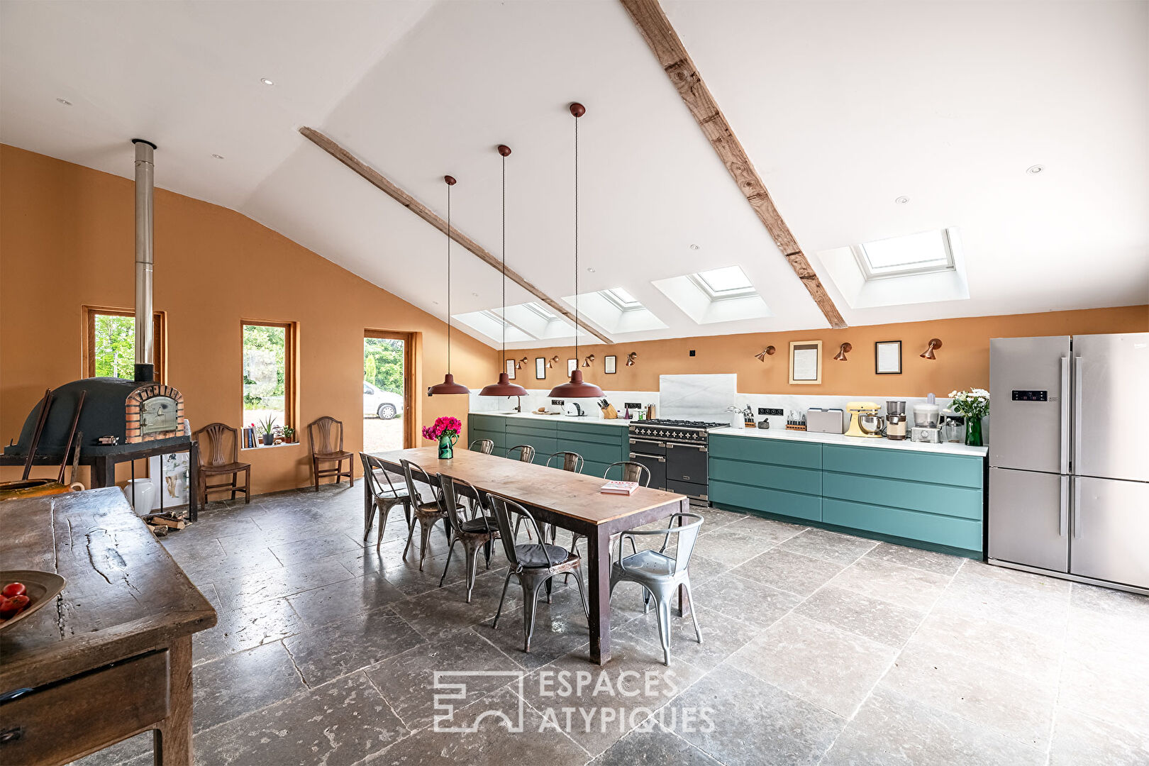 The elegant old farmhouse, its rusticity and its refined renovation