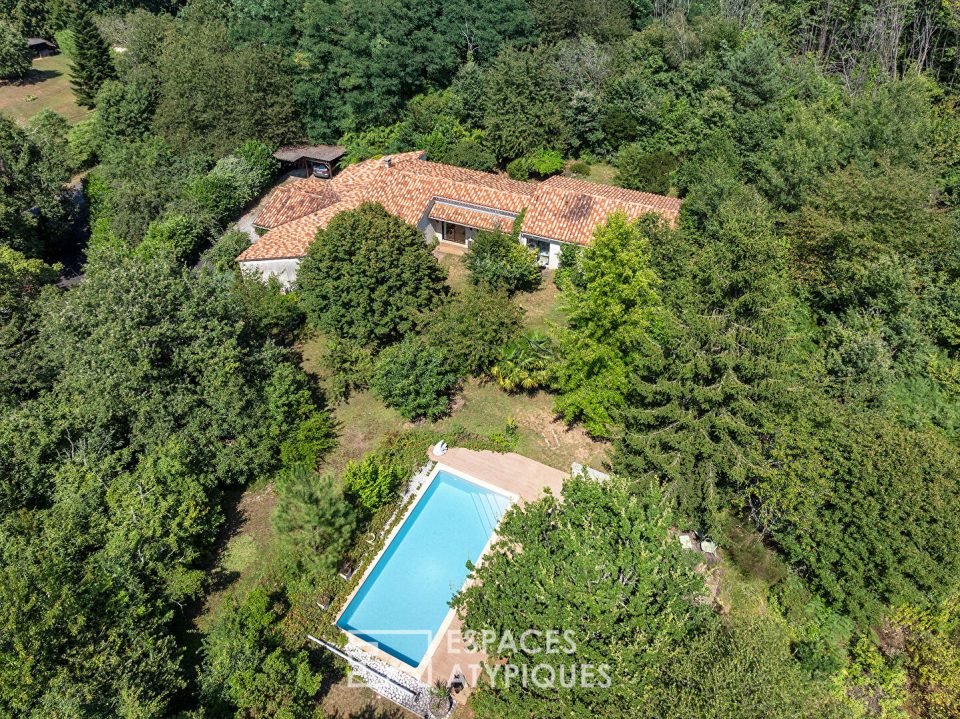 Maison d'architecte façon années 80 et sa piscine lovées dans un écrin de verdure