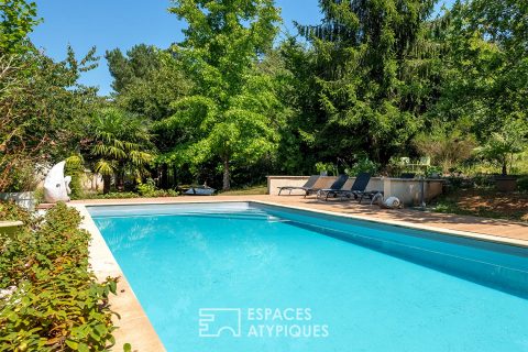 Maison d’architecte façon années 80 et sa piscine lovées dans un écrin de verdure