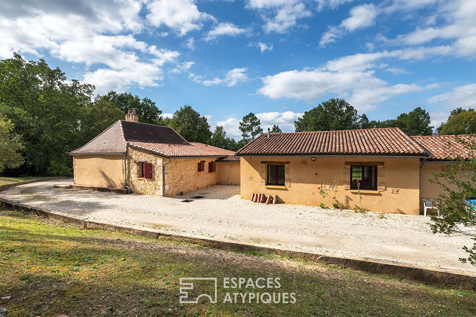 Maison à colombages à l’orée du bois