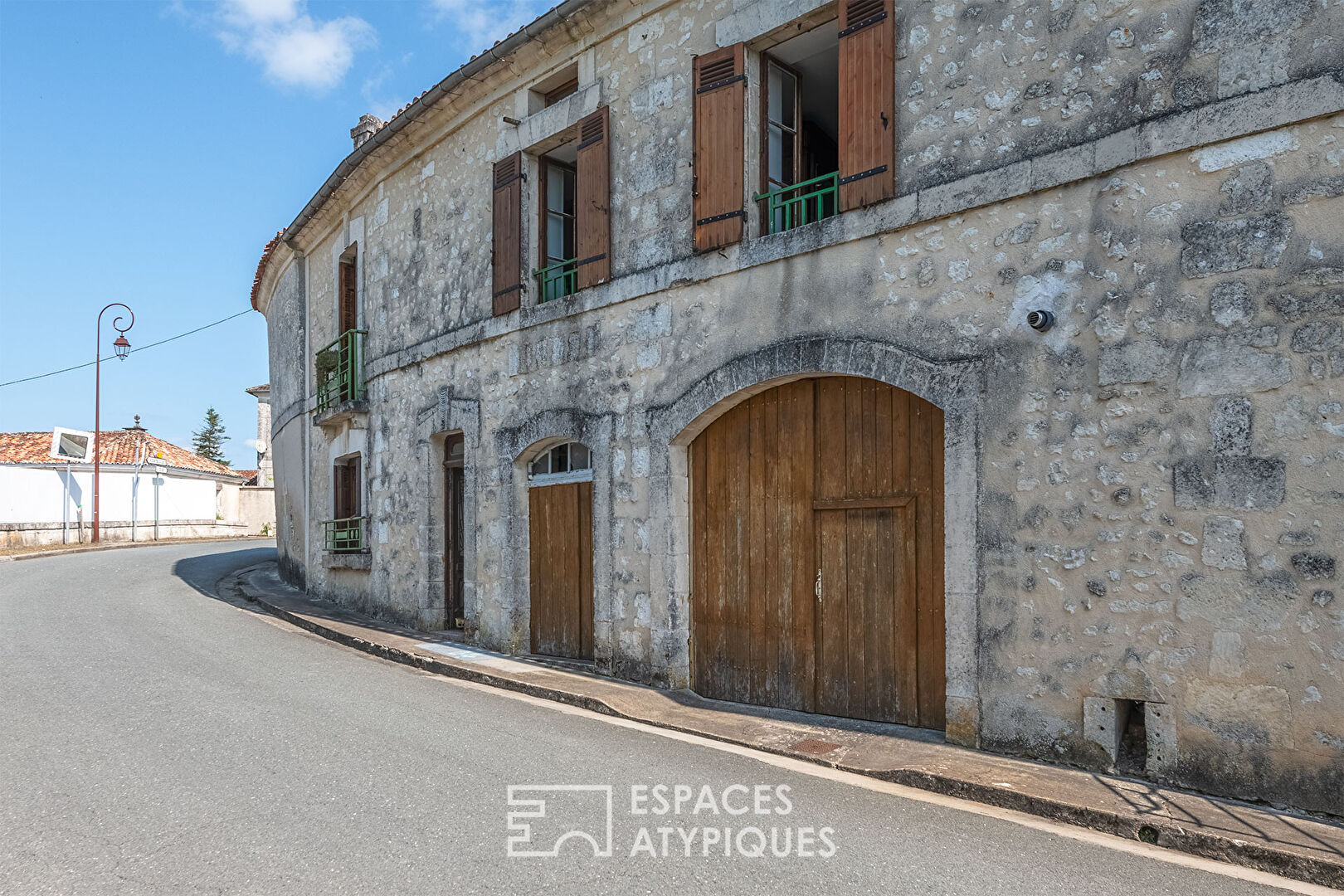 Maison de ville en pierre au coeur de la Dordogne