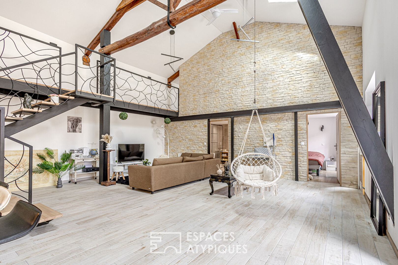 Duplex loft in an old garage at the back of the courtyard