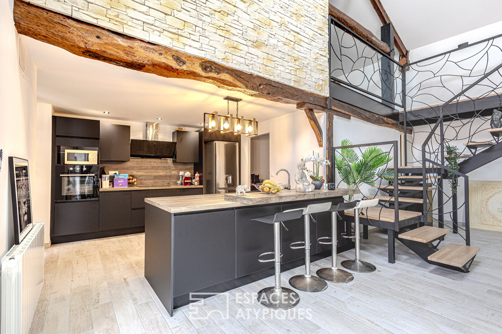 Duplex loft in an old garage at the back of the courtyard