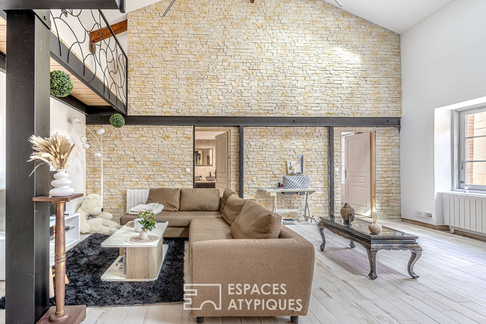 Duplex loft in an old garage at the back of the courtyard