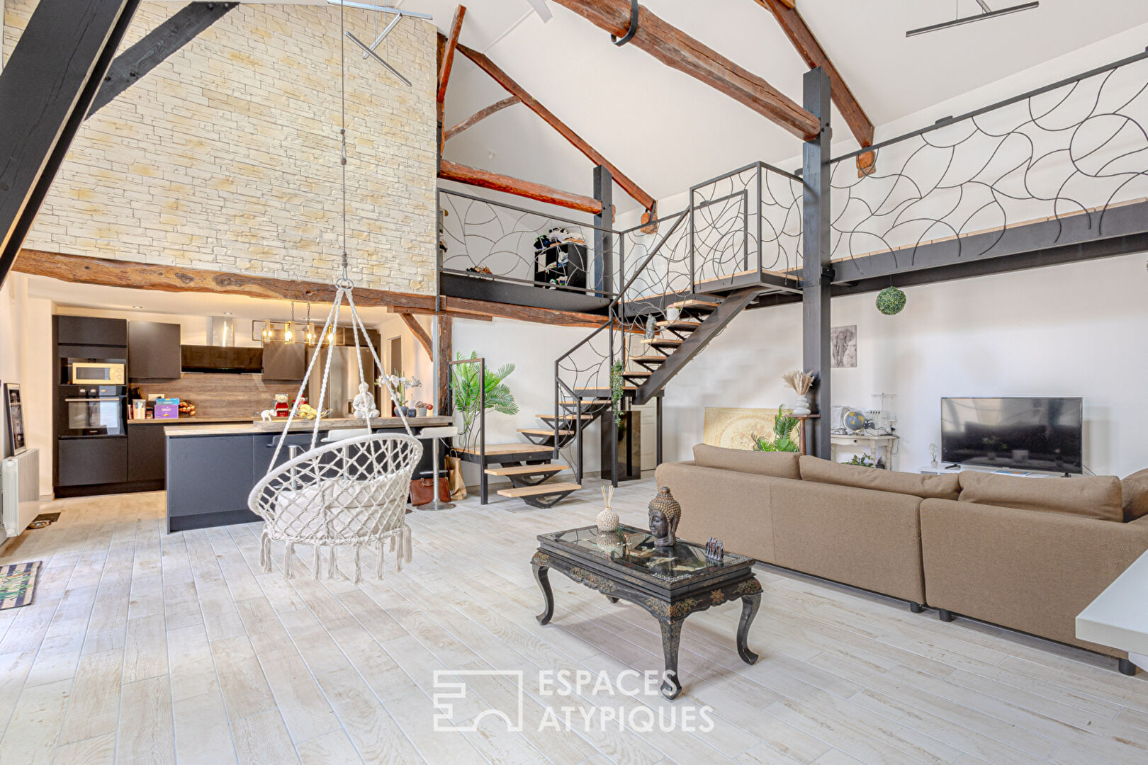 Duplex loft in an old garage at the back of the courtyard