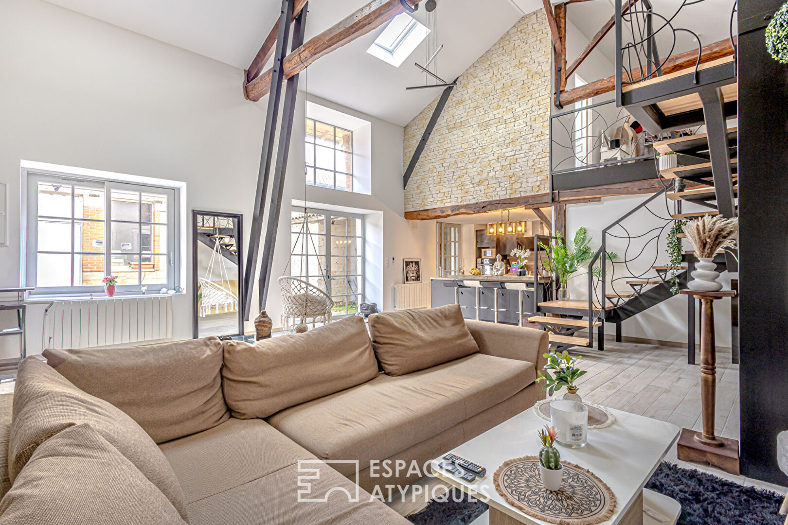 Duplex loft in an old garage at the back of the courtyard