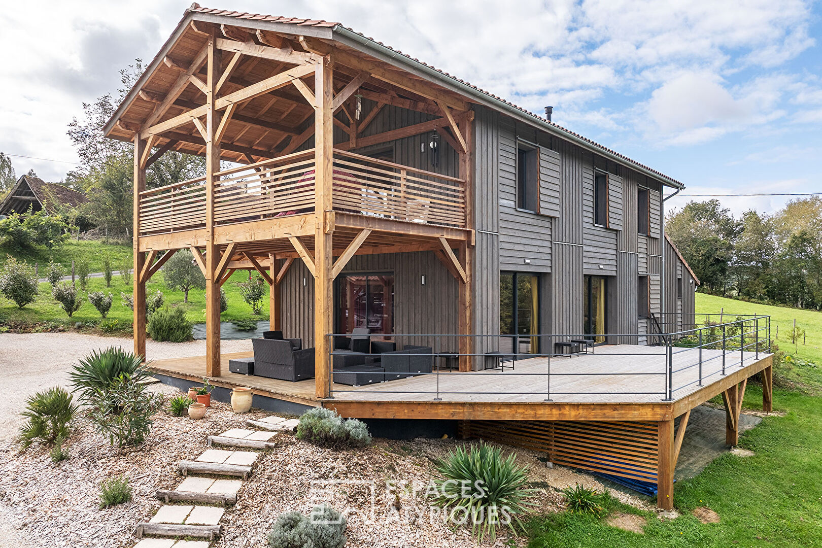 Maison en bois façon séchoir à tabac et son espace piscine zen