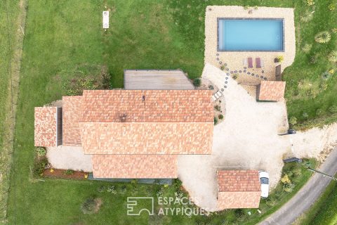 Maison en bois façon séchoir à tabac et son espace piscine zen