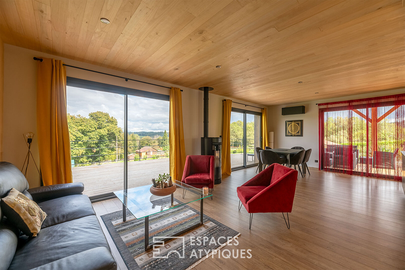 Maison en bois façon séchoir à tabac et son espace piscine zen