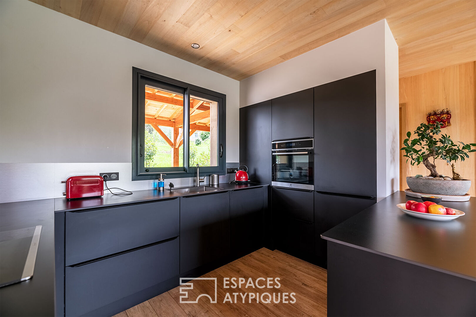 Maison en bois façon séchoir à tabac et son espace piscine zen