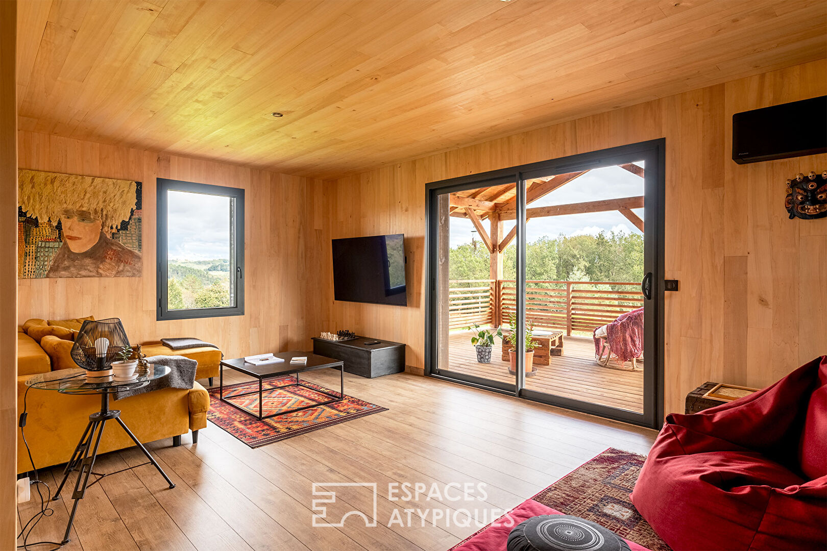 Maison en bois façon séchoir à tabac et son espace piscine zen