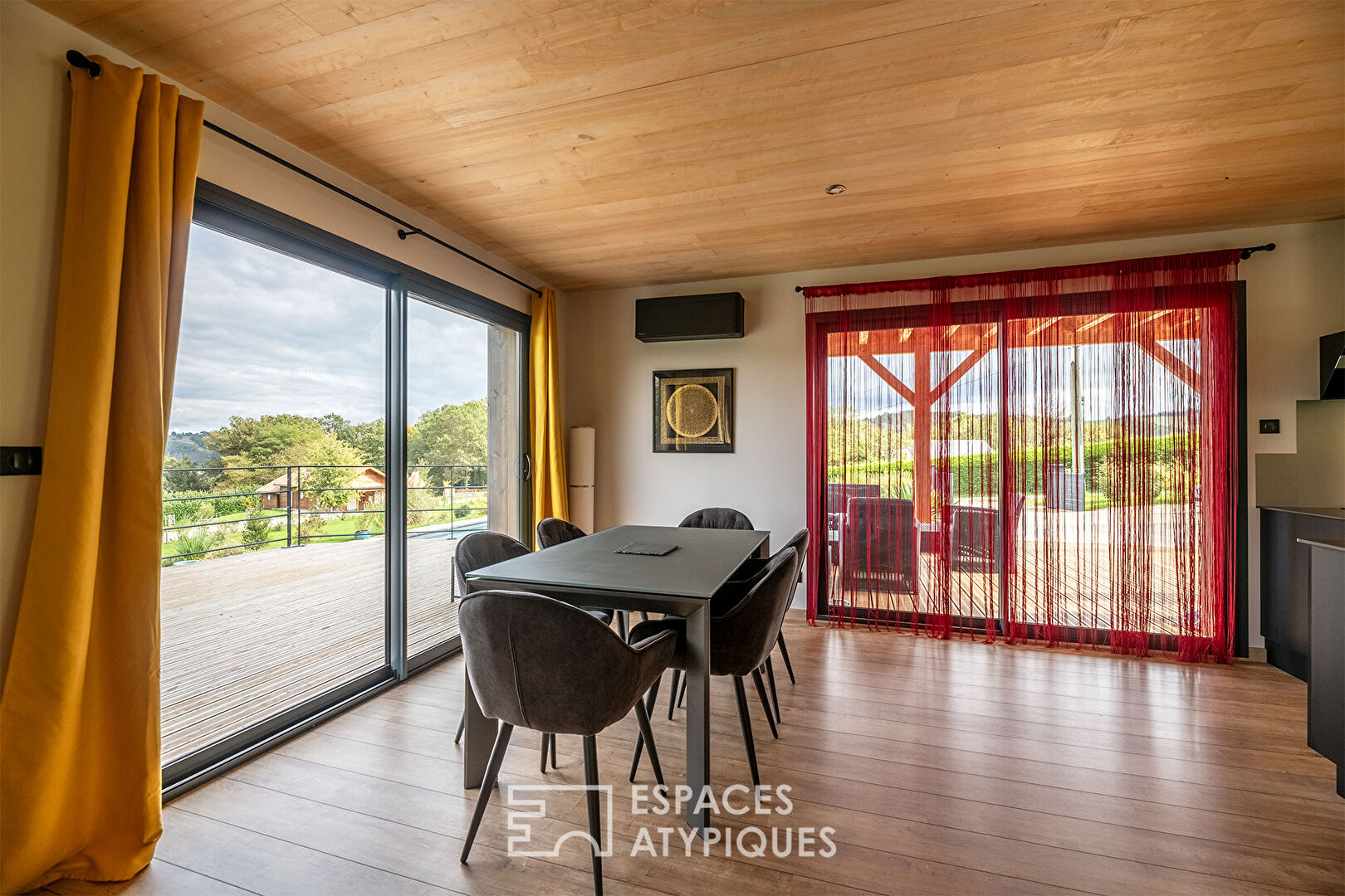 Maison en bois façon séchoir à tabac et son espace piscine zen