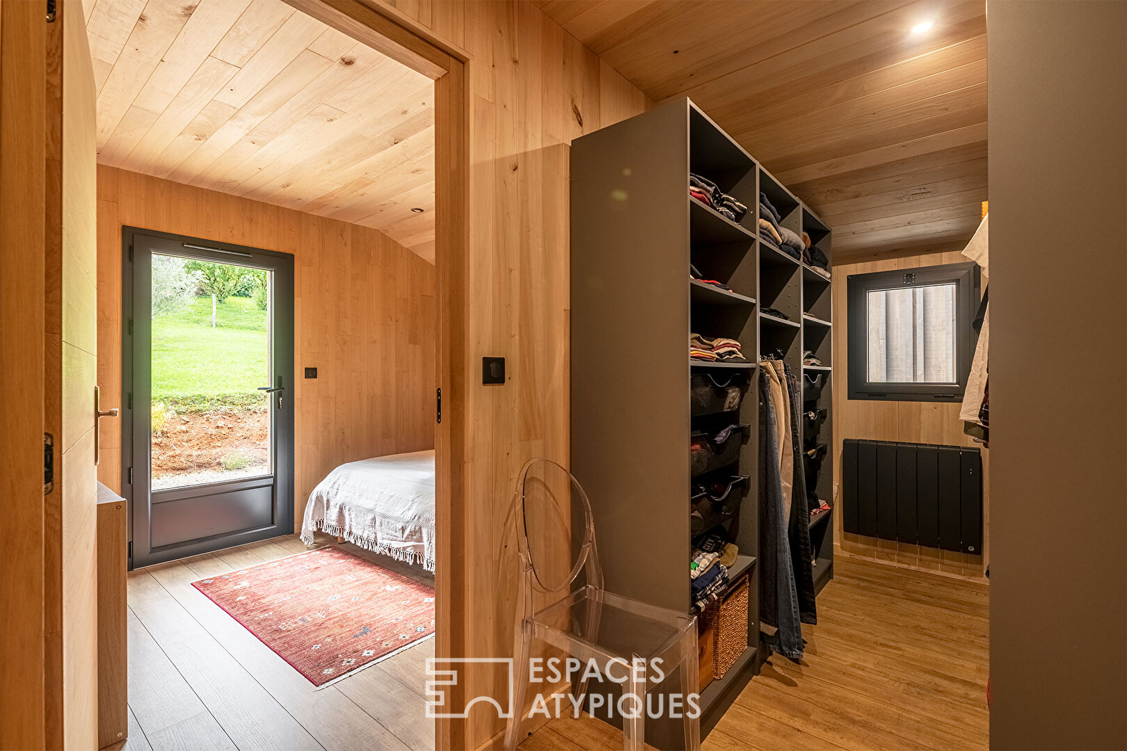 Maison en bois façon séchoir à tabac et son espace piscine zen