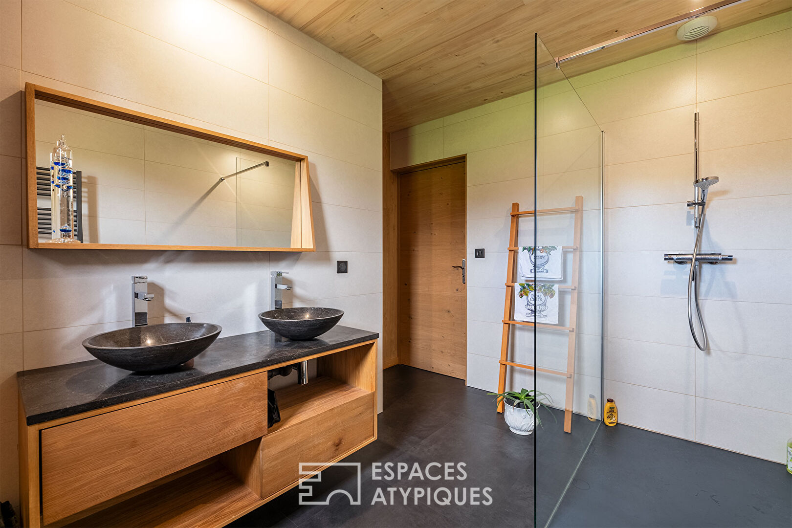 Maison en bois façon séchoir à tabac et son espace piscine zen