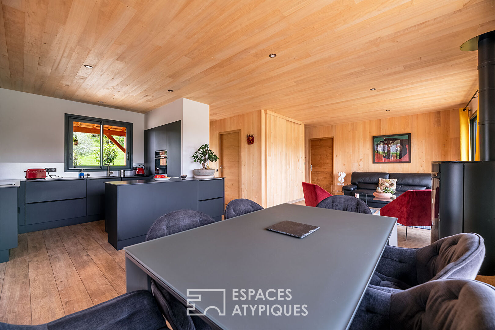 Maison en bois façon séchoir à tabac et son espace piscine zen