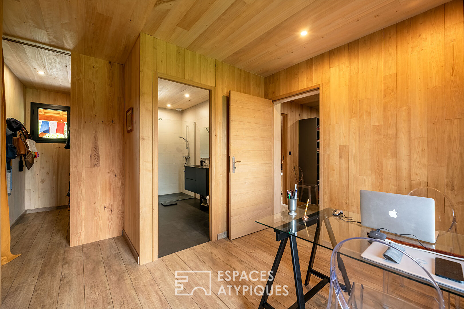 Maison en bois façon séchoir à tabac et son espace piscine zen