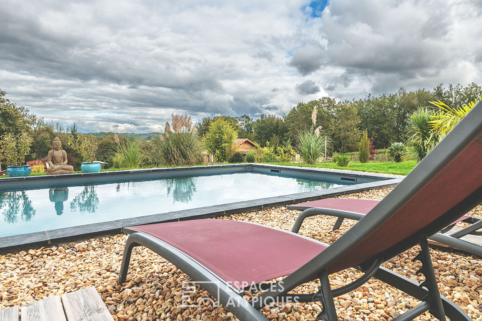 Maison en bois façon séchoir à tabac et son espace piscine zen