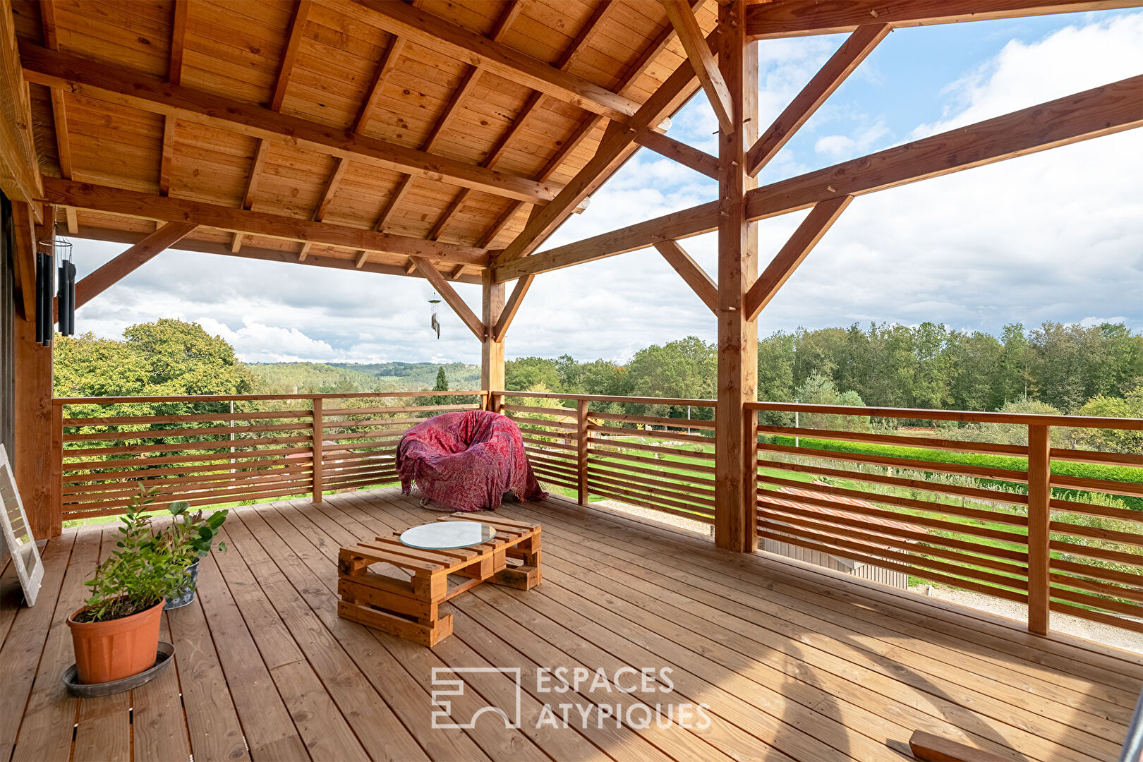 Maison en bois façon séchoir à tabac et son espace piscine zen