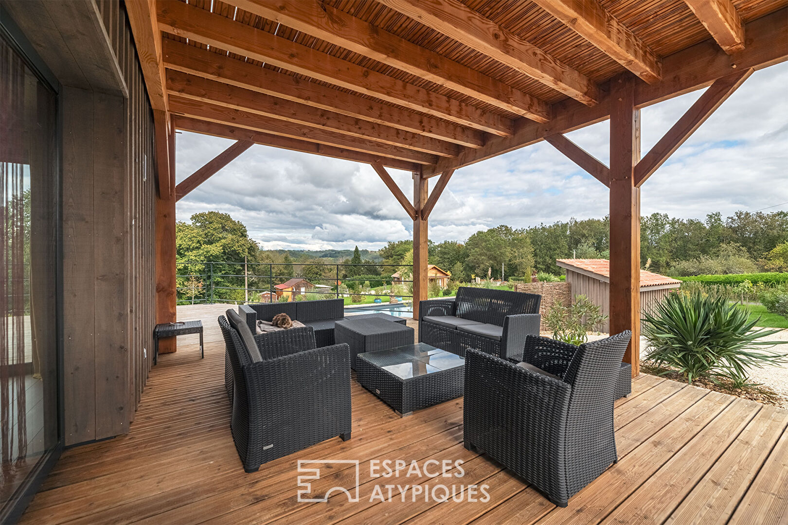 Maison en bois façon séchoir à tabac et son espace piscine zen