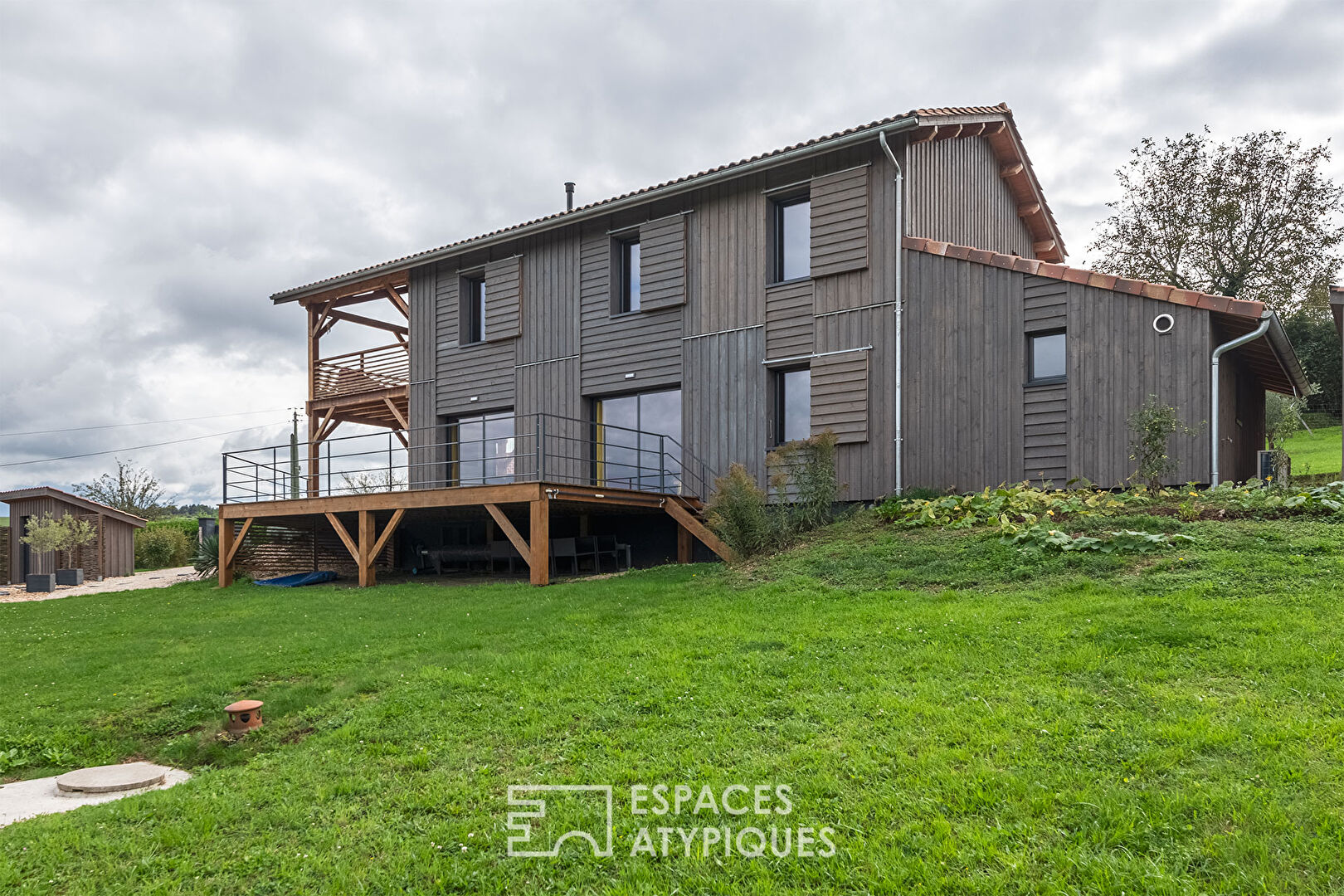 Maison en bois façon séchoir à tabac et son espace piscine zen