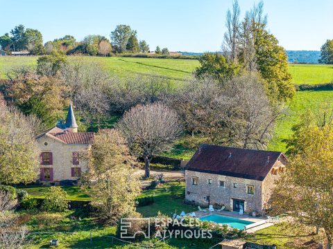 18th century manor house and its stone outbuilding 12 rooms 499 m2