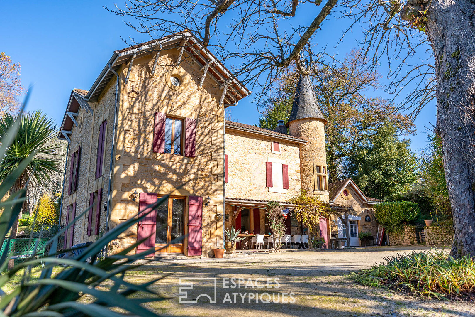 18th century manor house and its stone outbuilding 12 rooms 499 m2