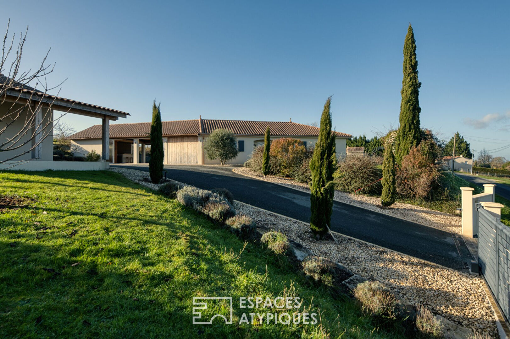 When contemporary and nature make waves, swimming pool included!