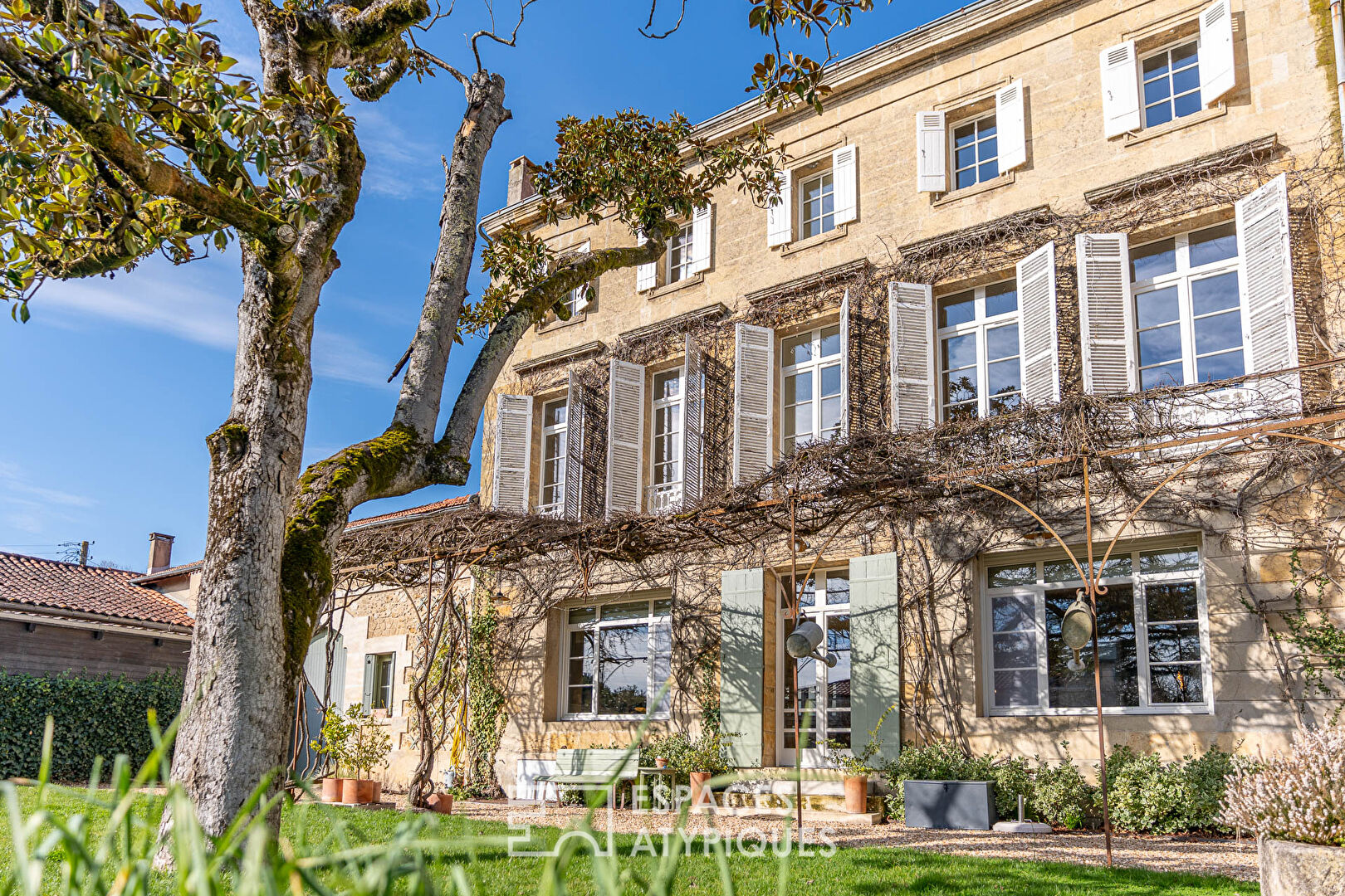 Maison de maître dans le centre de Bergerac rive droite, son garage, jardin et piscine.