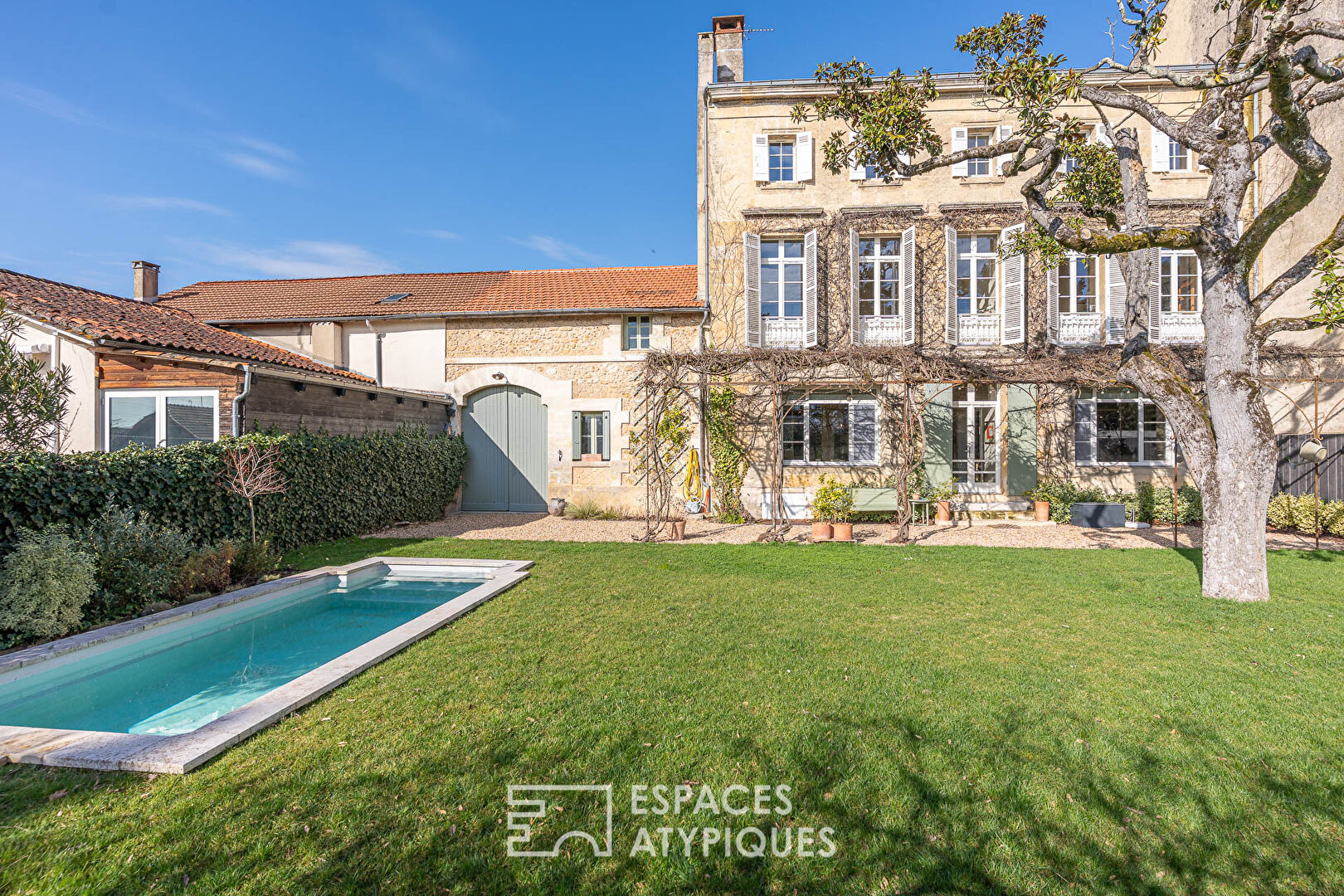 Maison de maître dans le centre de Bergerac rive droite, son garage, jardin et piscine.