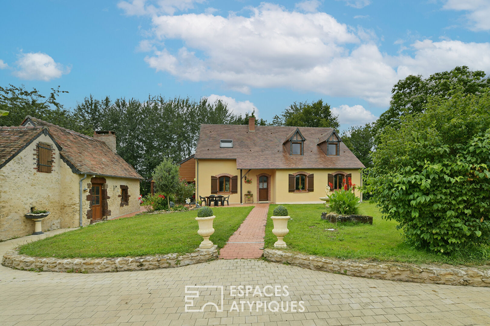 Beautiful family property at the gates of the 24-hour circuit in a green setting