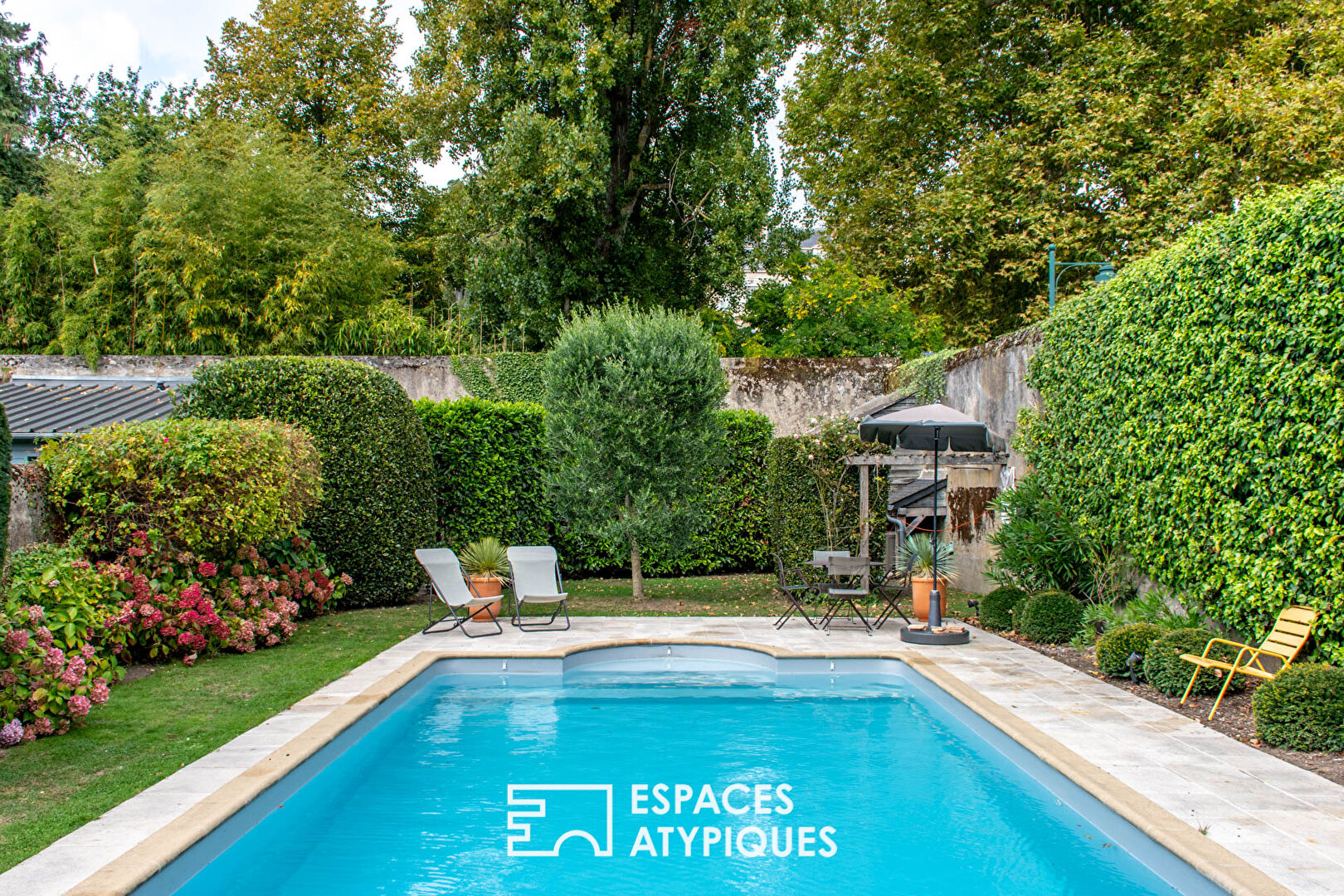 Maison bourgeoise avec jardin et piscine