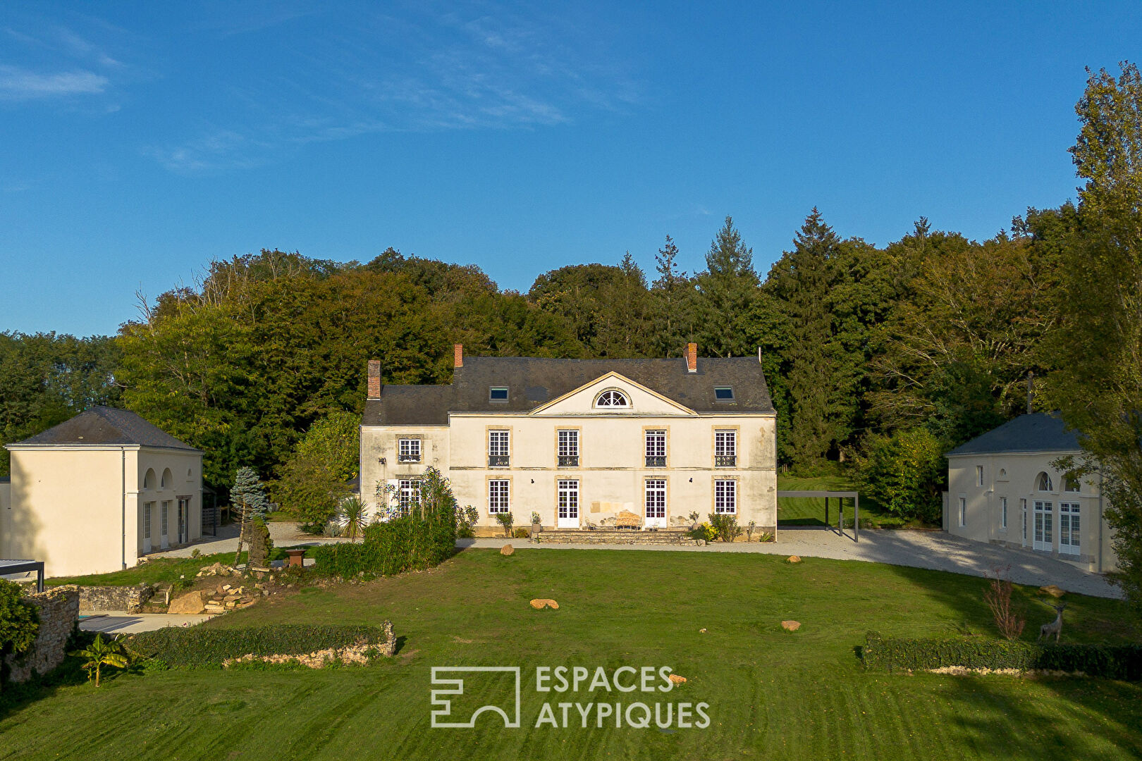 Propriété d’exception dans son parc arboré avec piscine